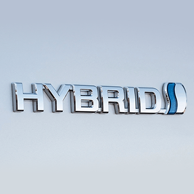 SISTEMA HYBRID SYNERGY DRIVE 
 Este sistema combina a la perfección el motor de combustible y el motor eléctrico, permitiendo un máximo rendimiento, una menor emisión de gases contaminantes y un manejo silencioso y único.