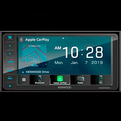 SISTEMA DE AUDIO 
 Con pantalla táctil de 7”, para reproducir tu música vía radio, CD, DVD, MP3, USB, Bluetooth y Conectividad Apple Car Play® y Android Auto®, con un sonido envolvente que puede ajustarse desde el timón.