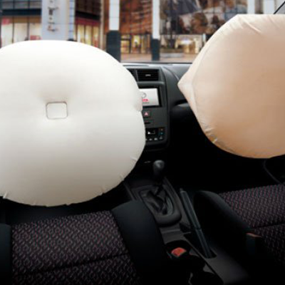 Airbags. 
 Frente al piloto y al copiloto, tipo SRS diseñados para complementar el sistema de cinturones de seguridad y mejorar la protección en la cabina de conducción.