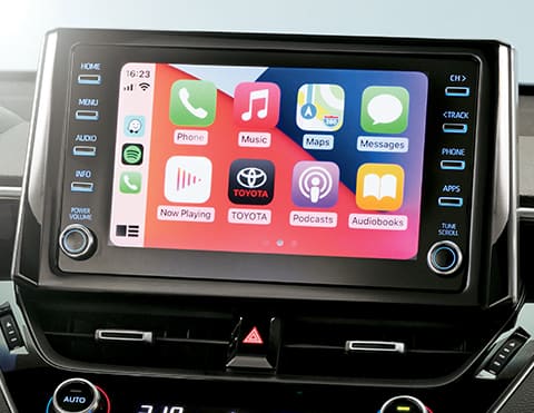 SISTEMA DE AUDIO CON PANTALLA TÁCTIL DE 8°
Sistema equipado con radio AM/FM, CD/DVD, USB, Bluetooth, Apple CarPlay® y Android Auto ®.