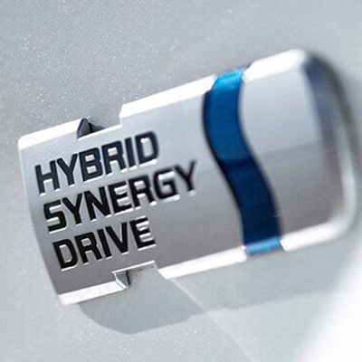 Hybrid Synergy Drive 
 La tecnología Hybrid Synergy Drive, desarrollada por Toyota, combina a la perfección el motor de combustible y el motor eléctrico, permitiendo un máximo rendimiento, una menor emisión de gases contaminantes y un manejo silencioso y único.